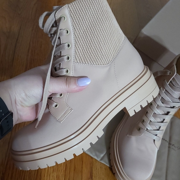 Gianvito Rossi Cream Lace-Up Boots with Rugged Sole - Picture 10 of 13